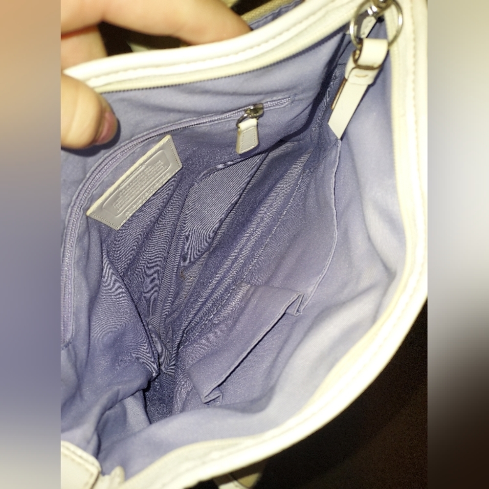 $99! Coach | Crossbody Lavender Inside Purse - Picture 10 of 17